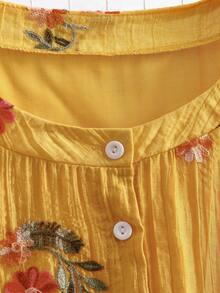 GlowEve CURVE Blus Wanita Ukuran Plus Model Baru dengan Bordir Bunga Halus dan Tekstur Kerah Bulat - Kuning - View 5