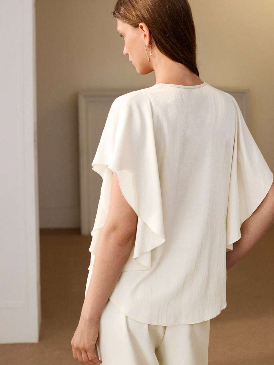 Anewsta Essential Spring/Summer New Daily Standard Size Women's Mid-To-High-End V-Neck White Top With Ruffle Design, Loose Fit, Slimming, Versatile Short Blouse For Commuting And Summer Vacation