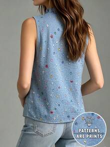 EMERY ROSE Blusa sin mangas con cuello en V, volantes y estampado de strass de colores en denim azul, top holgado casual y versátil - Azul - Ver 2