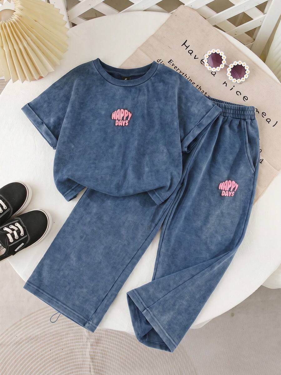 SHEIN Playful Pals 女童夏季新款煙灰色俏皮可愛英文印花圓領落肩寬鬆針織丹寧上衣,搭配寬腿丹寧長褲,輕盈柔軟舒適時尚,適合日常拍照、購物、出遊、聚會,2026女童T恤套裝 - 藏蓝色 - 查看 1