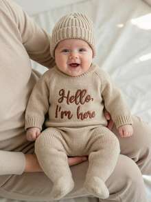 SHEIN 2件組 Hello I'm Here 趣味圖案刺繡新生兒攝影套裝 針織海軍藍連身衣連帽衫 嬰兒拍照道具 秋季 - 卡其色 - 查看 1