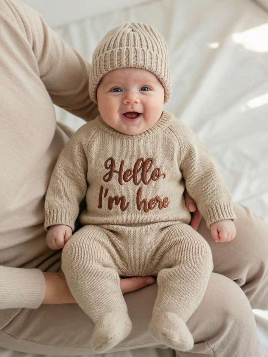 SHEIN 2件組 Hello I'm Here 趣味圖案刺繡新生兒攝影套裝 針織海軍藍連身衣連帽衫 嬰兒拍照道具 秋季 - 卡其色 - 查看 1