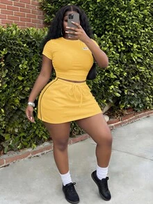 Slaydiva 春夏新款音乐节、复活节、生日派对、毕业季、学院风、学生装、日常休闲、度假、邮轮旅行、海滩、日光浴、网红、街头风、早午餐、机场、派对及节日两件套 - 白色短袖T恤和A字迷你裙，休闲修身款 - 黃色 - 查看 4