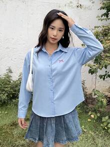 SHEIN 青少年女孩寬鬆休閒簡約舒適翻領刺繡蝴蝶結圖案長袖冬季襯衫返校穿搭 - 藍色 - 查看 3