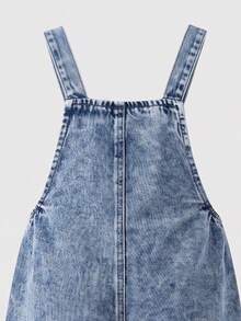 SHEIN Genkimix Kids 女童牛仔吊帶褲，四季新款，時尚甜美風，復古牛仔中藍色，胸前3D大蝴蝶結設計，褲身粉色愛心刺繡圖案，時尚直筒寬鬆版型，柔軟舒適面料，百搭日常穿著，適合度假及其他場合，女童四季度假新品 - 中等水洗藍 - 查看 6