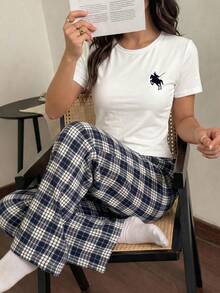 青少年女孩白色圓領短袖寬鬆上衣，胸前深藍色小馬印花，搭配泡泡雪紡藍白格紋梭織面料，舒適柔軟材質，INS風簡約居家休閒2件式睡衣套裝 - 藏蓝色 - 查看 1