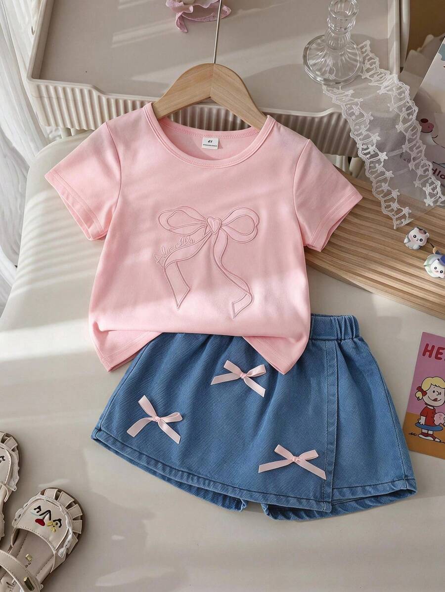 SHEIN Playful Pals 2件組少女粉色蝴蝶結刺繡彈性圓領短袖T恤 + 彈性腰水洗藍色牛仔裙褲，休閒可愛甜美韓風套裝，適合夏季日常穿著、上學、購物、公園野餐、遊樂園、度假等場合 - 粉色 - 查看 1