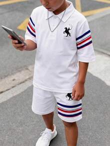 SHEIN 兒童青少年男孩休閒舒適時尚極簡圓領短袖T恤與短褲套裝，經典校園風，酷感條紋圖案印花，Super Silhouette騎士小馬Logo印花，適合春夏 - 白色 - 查看 3