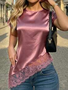 SHEIN Elegante Damen-Bluse aus Satin in Schwarz mit Spitze, asymmetrischem Saum und Rundhalsausschnitt, lässig für den Alltag und Pendler, schwarzes Top, schwarzes Hemd, Spitzenhemd, lässiges Damenhemd, elegantes Damenhemd, Damen-Spitzentop, Damen-Arbeitskleidung, Damen-Pendleroutfit, Social Top/Arbeits-Top, formelles Hemd, Damen-Social Top/formelles Top, lässiges Damen-Top, elegantes Damen-Top, Damen-Strandoutfit, Sommer-Top, Pendler-Bluse, Pendler-Hemd - Korallenrosa - Übersicht 1