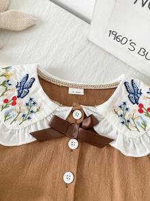 SHEIN Playful Pals 女嬰甜美娃娃刺繡領前扣蝴蝶結寬鬆下擺鬆緊腰直筒長褲長袖套裝 秋季 - 棕色 - 查看 8