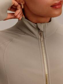 GLOWMODE FeatherFit™ Slim-It Streamline Performance Chaqueta de Manga Larga con Cremallera y Bolsillos Seguros para Yoga de Bajo Impacto, Pilates y Uso Diario en Primavera y Verano - Caqui - Ver 4