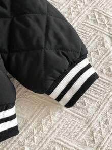 SHEIN Souflis 男嬰冬季夾克，白色厚實 A 字領毛巾刺繡拼接款，黑灰色毛絨菱格紋絎縫外套，平織對比羅紋領，保暖舒適，適合休閒、日常、街頭風 - 黑色 - 查看 3