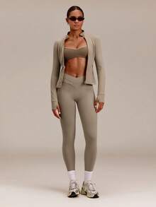 GLOWMODE FeatherFit™ Slim-It Streamline Performance Chaqueta de Manga Larga con Cremallera y Bolsillos Seguros para Yoga de Bajo Impacto, Pilates y Uso Diario en Primavera y Verano - Caqui - Ver 7