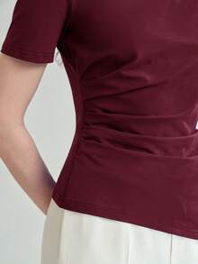 MOTF PREMIUM KAOS LENGAN PENDEK KATUN MUSIM SEMI/PANAS DENGAN LEHER BULAT, HEM ASIMETRIS, DAN PINGGANG BERKERUT - Burgundy - View 5