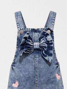SHEIN Genkimix Kids 女童牛仔吊帶褲，四季新款，時尚甜美風，復古牛仔中藍色，胸前3D大蝴蝶結設計，褲身粉色愛心刺繡圖案，時尚直筒寬鬆版型，柔軟舒適面料，百搭日常穿著，適合度假及其他場合，女童四季度假新品 - 中等水洗藍 - 查看 5