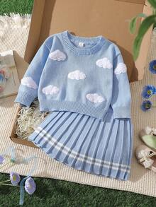 SHEIN 女童天空藍毛衣套裝，附柔軟可愛白色雲朵刺繡，手工圓領落肩長袖套頭毛衣 + 成套百褶裙，柔軟舒適，適合日常穿著、外出、旅行、度假、居家、托兒所及兒童遊戲 - 淺藍色 - 查看 1
