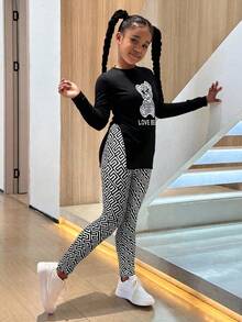 SHEIN Tween Girl 運動休閒針織熊圖案長袖開衩下擺上衣與幾何圖案內搭褲套裝，黑白配色 - 黑色 - 查看 1