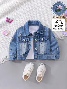 SHEIN Playful Pals 女嬰牛仔夾克外套，淺藍色水洗牛仔布搭配可愛花卉刺繡，翻領設計配金屬鈕扣，假胸袋附蓋片，適合春秋穿著，可搭配洋裝或T恤牛仔褲，適合日常上學、週末出遊及其他休閒場合，甜美可愛風格 - 淺色水洗藍 - 查看 4