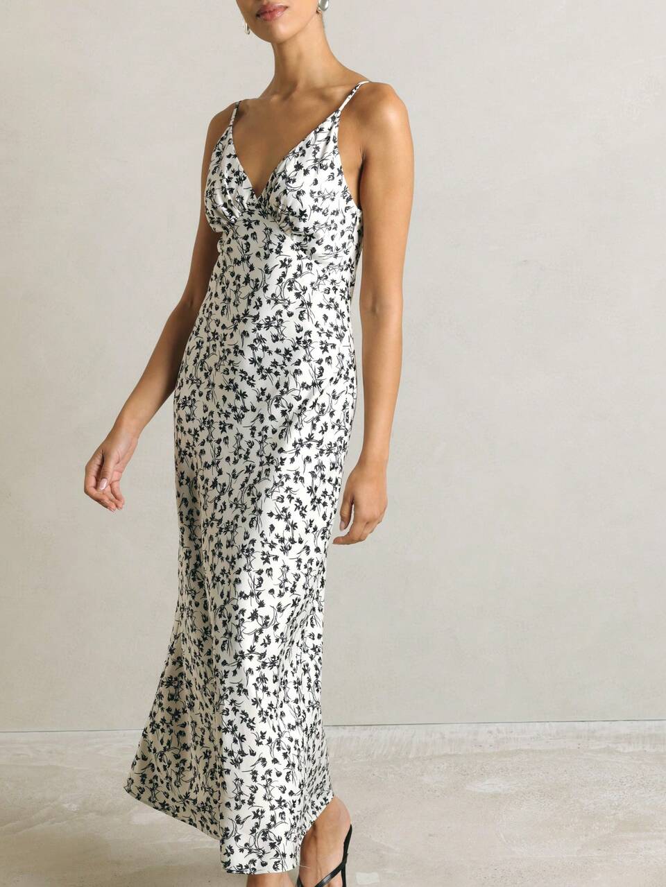 KSTM Ditsy Floral Satin Slip Dress With V-Neck Spaghetti Straps Bias Cut Mermaid Hem Summer Evening Vacation Occasion White Floral French Romantic