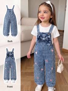 SHEIN Genkimix Kids 女童牛仔吊帶褲，四季新款，時尚甜美風，復古牛仔中藍色，胸前3D大蝴蝶結設計，褲身粉色愛心刺繡圖案，時尚直筒寬鬆版型，柔軟舒適面料，百搭日常穿著，適合度假及其他場合，女童四季度假新品 - 中等水洗藍 - 查看 4