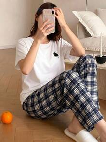 青少年女孩白色圓領短袖寬鬆上衣，胸前深藍色小馬印花，搭配泡泡雪紡藍白格紋梭織面料，舒適柔軟材質，INS風簡約居家休閒2件式睡衣套裝 - 藏蓝色 - 查看 4