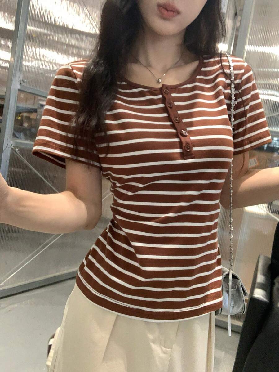 DAZY 女款條紋拼接色塊休閒百搭日常短袖T恤 - 棕色 - 查看 1