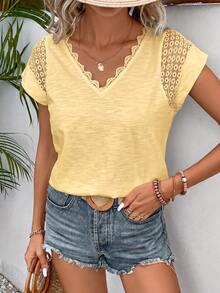 SHEIN Frenchy 女款蕾絲拼接V領休閒日常短袖T恤 - 淡黃色 - 查看 5