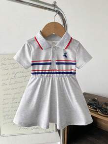 SHEIN Playful Pals 1件女嬰幼兒夏季可愛學院風條紋羅紋領短袖Polo A字洋裝，適合夏秋穿著，休閒派對穿搭 - 藍白色 - 查看 3
