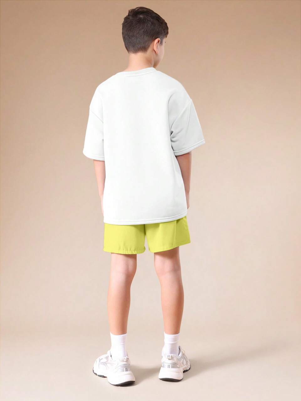 Ensemble coordonné d'été pour garçons avec t-shirt oversize à coutures contrastées et shorts, col rond, manches courtes