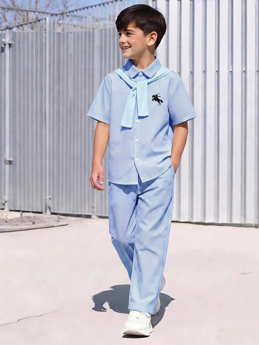 SHEIN 大童男孩返校 3 件套休閒條紋短袖印花襯衫與鬆緊腰長褲套裝,附純色披肩,適合秋冬春夏、戶外玩耍、學校、街頭風、派對與休閒穿著 - 藍色 - 查看 1