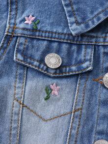 SHEIN Playful Pals 女嬰牛仔夾克外套，淺藍色水洗牛仔布搭配可愛花卉刺繡，翻領設計配金屬鈕扣，假胸袋附蓋片，適合春秋穿著，可搭配洋裝或T恤牛仔褲，適合日常上學、週末出遊及其他休閒場合，甜美可愛風格 - 淺色水洗藍 - 查看 6