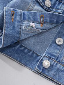SHEIN Playful Pals 女嬰牛仔夾克外套，淺藍色水洗牛仔布搭配可愛花卉刺繡，翻領設計配金屬鈕扣，假胸袋附蓋片，適合春秋穿著，可搭配洋裝或T恤牛仔褲，適合日常上學、週末出遊及其他休閒場合，甜美可愛風格 - 淺色水洗藍 - 查看 7