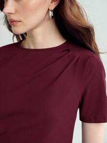 MOTF PREMIUM KAOS LENGAN PENDEK KATUN MUSIM SEMI/PANAS DENGAN LEHER BULAT, HEM ASIMETRIS, DAN PINGGANG BERKERUT - Burgundy - View 2