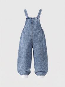 SHEIN Genkimix Kids 女童牛仔吊帶褲，四季新款，時尚甜美風，復古牛仔中藍色，胸前3D大蝴蝶結設計，褲身粉色愛心刺繡圖案，時尚直筒寬鬆版型，柔軟舒適面料，百搭日常穿著，適合度假及其他場合，女童四季度假新品 - 中等水洗藍 - 查看 2