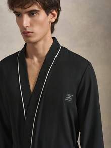 EverLounge Bata con cinturón, parche con letra y ribete de contraste para hombres, otoño e invierno - Negro - Ver 4