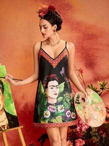 Glamance Frida Kahlo X SHEIN 黑色人像花卉印花V領細肩帶迷你洋裝，優雅成熟可愛休閒性感，適合外出、工作、辦公室、日常、派對、生日、度假、中東旅行、海灘、泳裝、夜晚外出、波希米亞風、開學季、夏季 - 黑色 - 查看 1