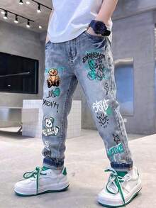 SHEIN 青少年男孩印花彈力牛仔褲，休閒時尚街頭風戶外穿搭推薦！水洗藍舒適牛仔面料，手工磨白工藝 + 字母印花設計，標準腰頭 + 拉鍊門襟方便穿脫，修身彈力剪裁，適合日常穿著、學校活動或週末出遊 - 深色水洗藍 - 查看 4