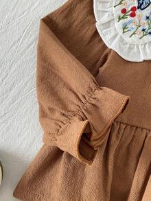 SHEIN Playful Pals 女嬰甜美娃娃刺繡領前扣蝴蝶結寬鬆下擺鬆緊腰直筒長褲長袖套裝 秋季 - 棕色 - 查看 4