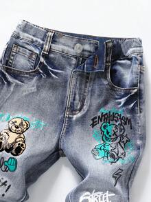 SHEIN 青少年男孩印花彈力牛仔褲，休閒時尚街頭風戶外穿搭推薦！水洗藍舒適牛仔面料，手工磨白工藝 + 字母印花設計，標準腰頭 + 拉鍊門襟方便穿脫，修身彈力剪裁，適合日常穿著、學校活動或週末出遊 - 深色水洗藍 - 查看 6