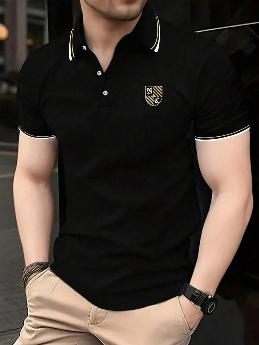 Manfinity Dauomo 男士鈕扣領 Polo 衫，盾牌印花，短袖，教師節高爾夫風，黑色與金色，夏季休閒 - 黑色 - 查看 1