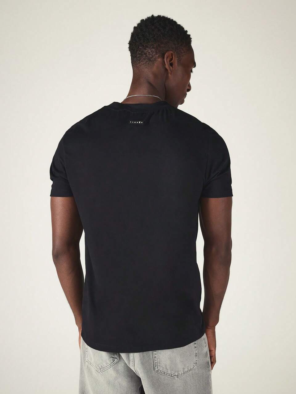 PLAYBOY X SUMWON T-shirt slim fit z logo króliczka, okrągłym dekoltem i krótkim rękawem, z kontrastowym obszyciem na ramionach, letni niezbędnik