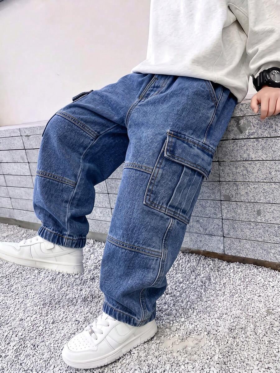 SHEIN Genkimix Kids 男童淺藍色丹寧工裝褲，冬季休閒日常穿著，彈性腰頭附可調抽繩，大口袋，寬鬆直筒版型