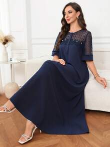 Al Najma Vestido elegante árabe para mujer con cuello redondo, encaje en contraste y media abertura con botones - Azul Marino - Ver 5