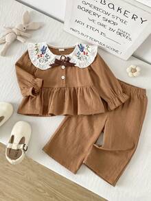 SHEIN Playful Pals 女嬰甜美娃娃刺繡領前扣蝴蝶結寬鬆下擺鬆緊腰直筒長褲長袖套裝 秋季 - 棕色 - 查看 1