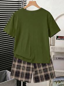 Tween Boys Summer 2-Piece Pajama Set, Simple Casual Style, Dark Green Solid Color Short Sleeve Top With Green Plaid Shorts, Fresh And Look, Soft And Skin-Friendly Fabric, Loose Fit Round Neck, Suitable For Home And Outdoor Wear, Perfect For Summer Relaxation - Green - View 2