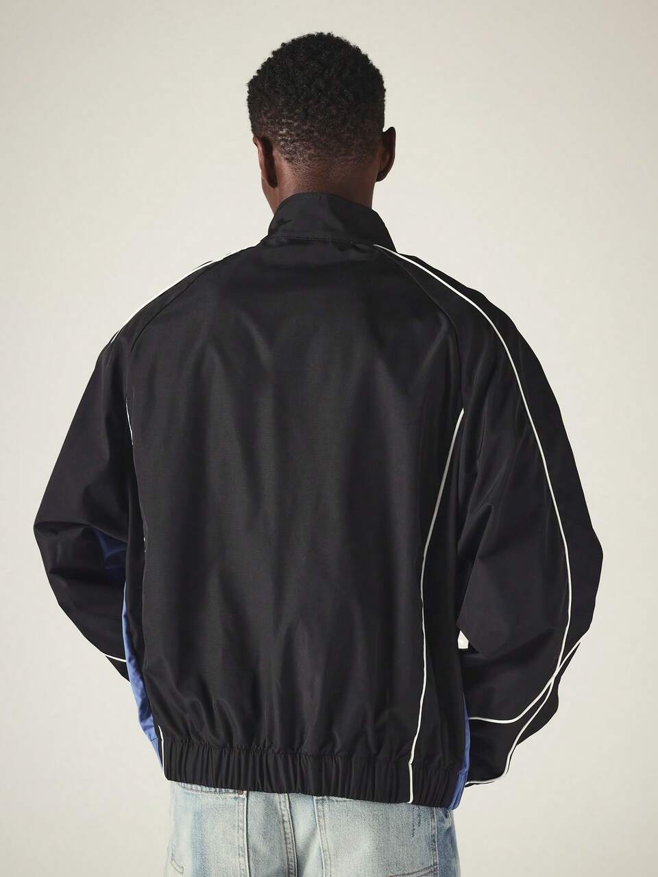 Jaqueta Corta-Vento Oversized com Blocos de Cor, Vivo Branco Contrastante, Zíper Completo, Gola Mandarim e Detalhe de Patch com Logo