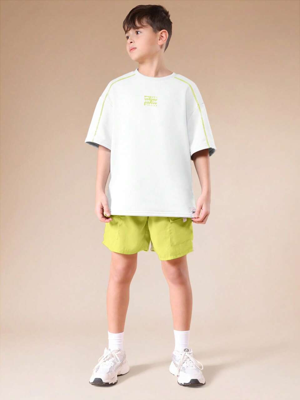 Ensemble coordonné d'été pour garçons avec t-shirt oversize à coutures contrastées et shorts, col rond, manches courtes