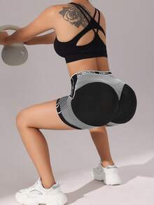 SHEIN Sports 條紋印花無縫高彈性瑜伽健身運動短褲 - 黑與白 - 查看 5