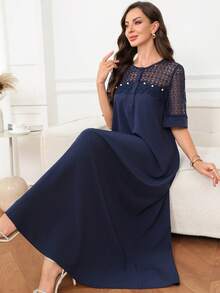 Al Najma Vestido elegante árabe para mujer con cuello redondo, encaje en contraste y media abertura con botones - Azul Marino - Ver 4