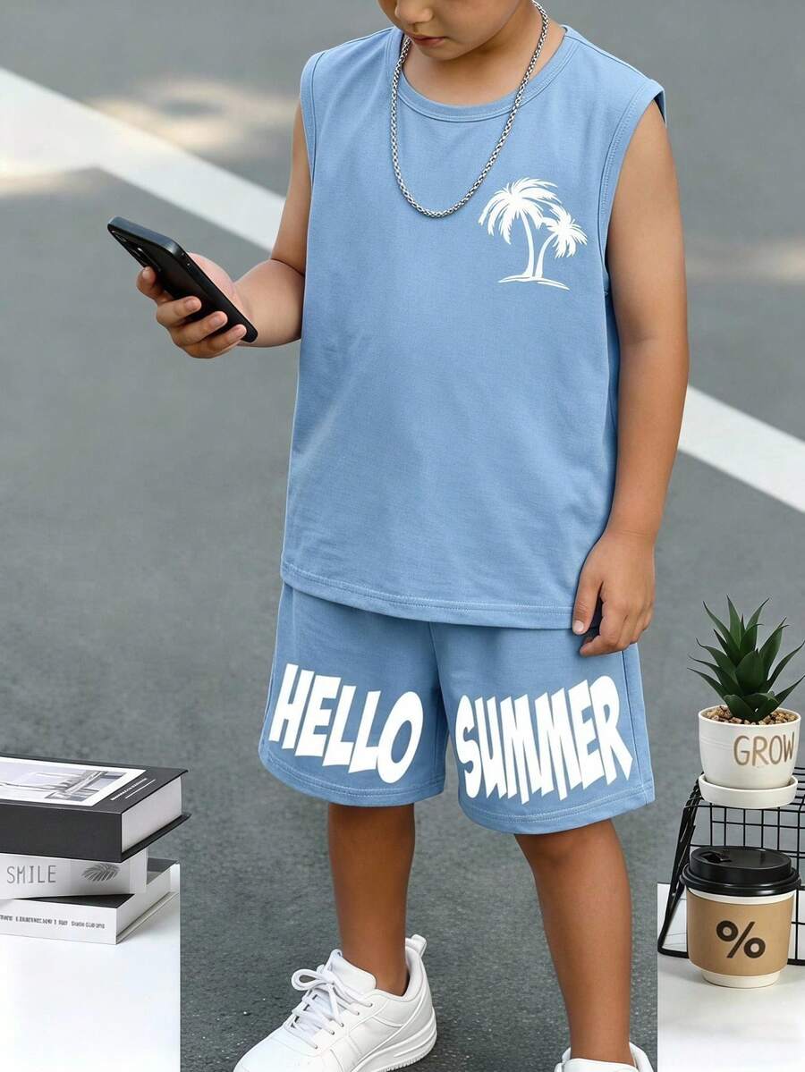 SHEIN Coolqubz 夏季可愛印花圓領套頭運動背心 & 短褲 2件組,兒童無袖運動休閒套裝,深藍色主色,無袖圓領上衣左胸印有白色棕櫚樹 & 吐舌設計字母印花,短褲適合夏季運動或日常休閒穿著 - 藍色 - 查看 1